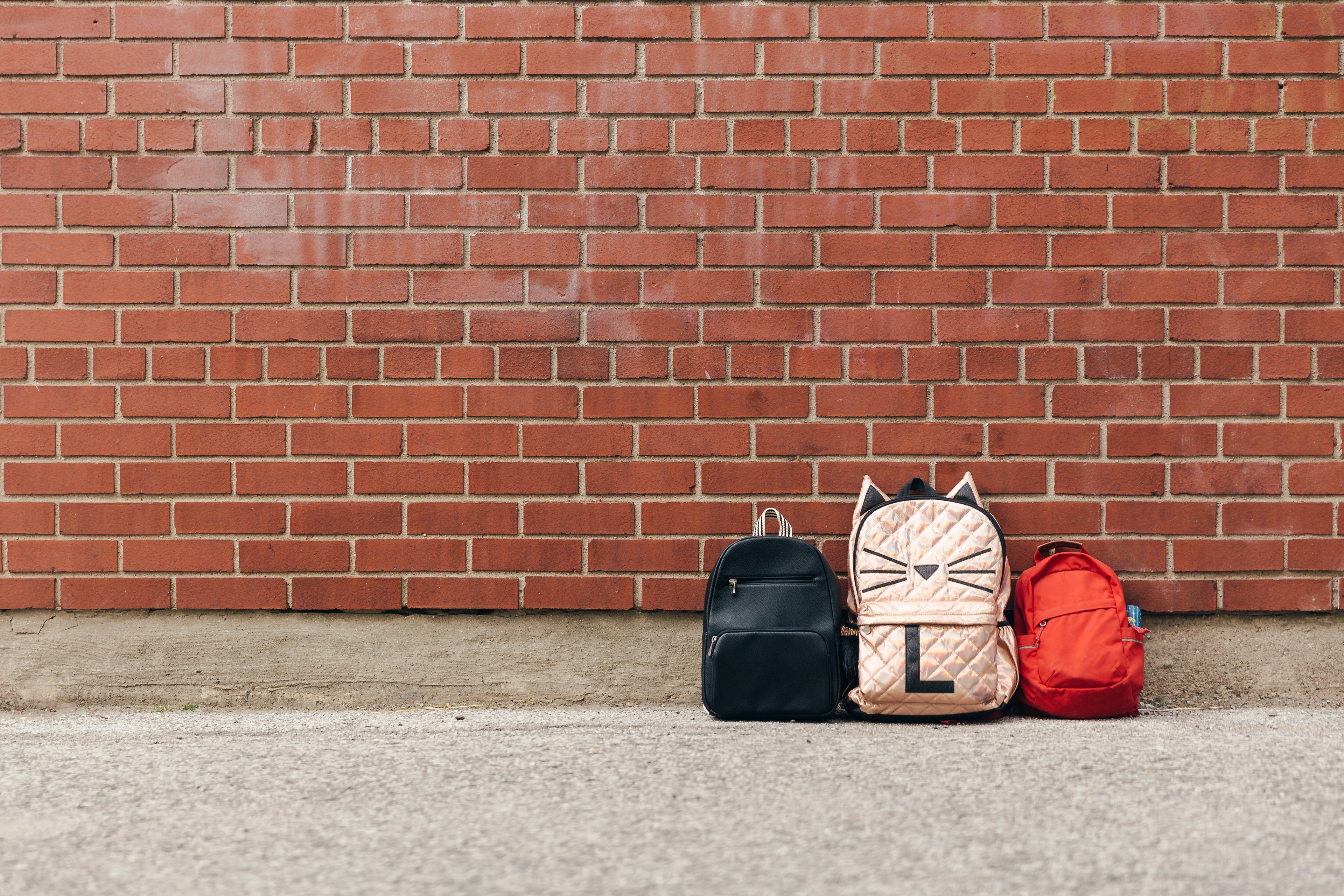 Cartables devant une école