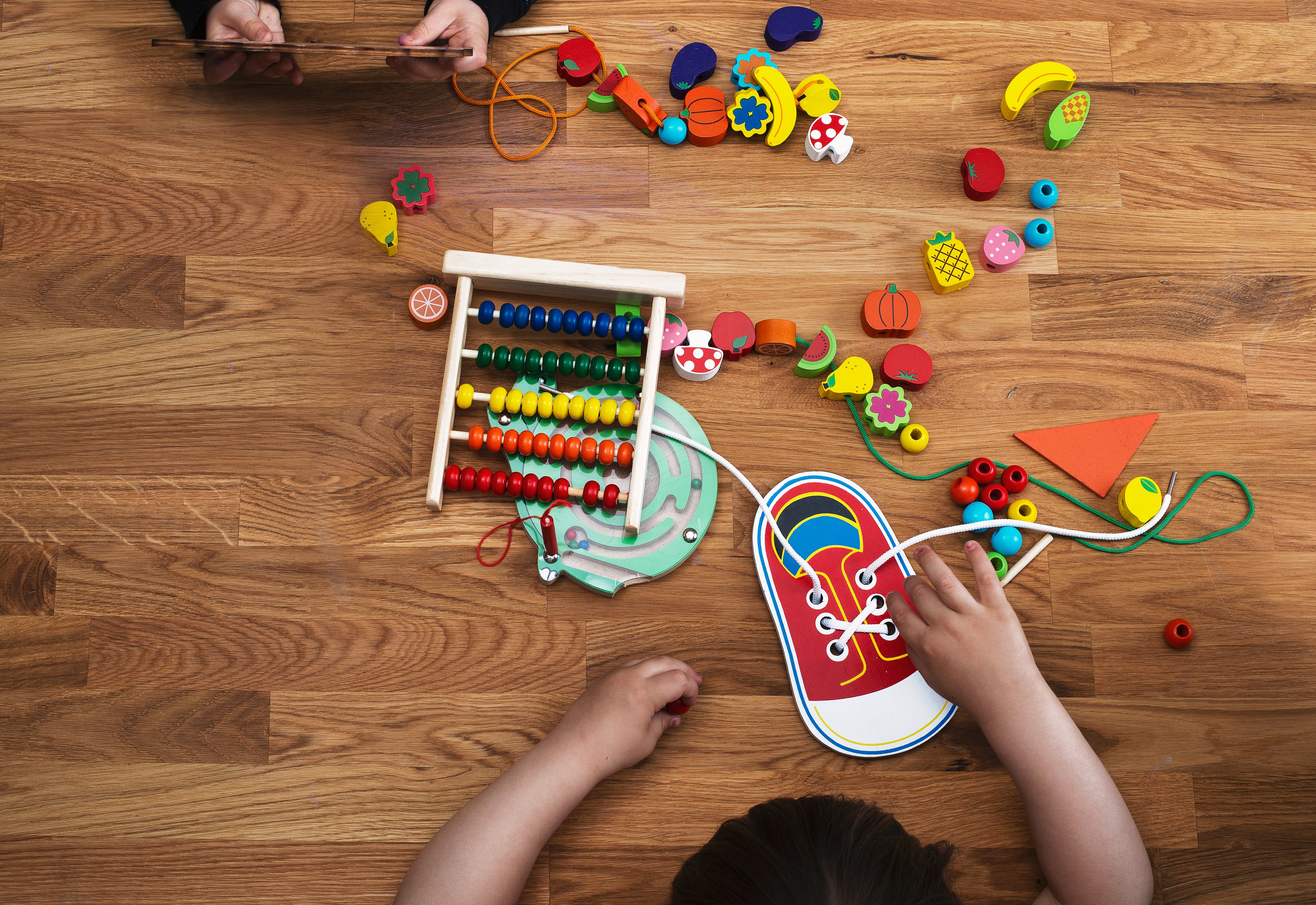 enfant jouant avec des jeux montessori pour la motricité fine