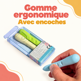 Lot de trois gommes ergonomiques avec encoches, dans leur boîte, et gomme bleue tenue en main.