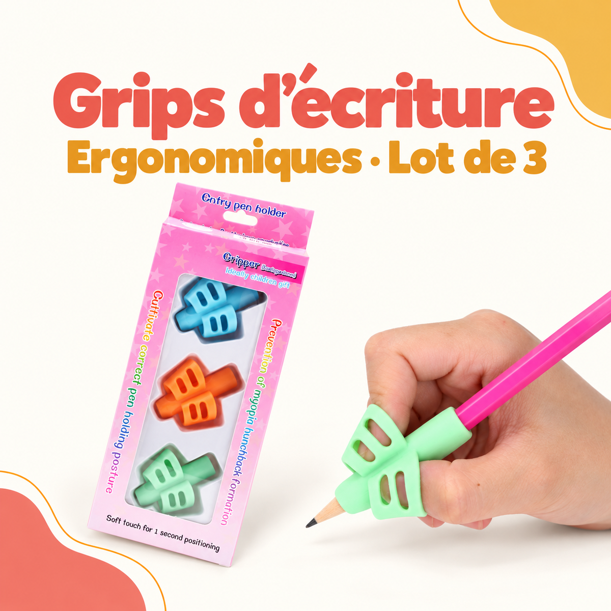 Lot de trois grips d’écriture ergonomiques colorés, avec un grip vert installé sur un crayon tenu en main.
