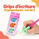 Lot de trois grips d’écriture ergonomiques colorés, avec un grip vert installé sur un crayon tenu en main.